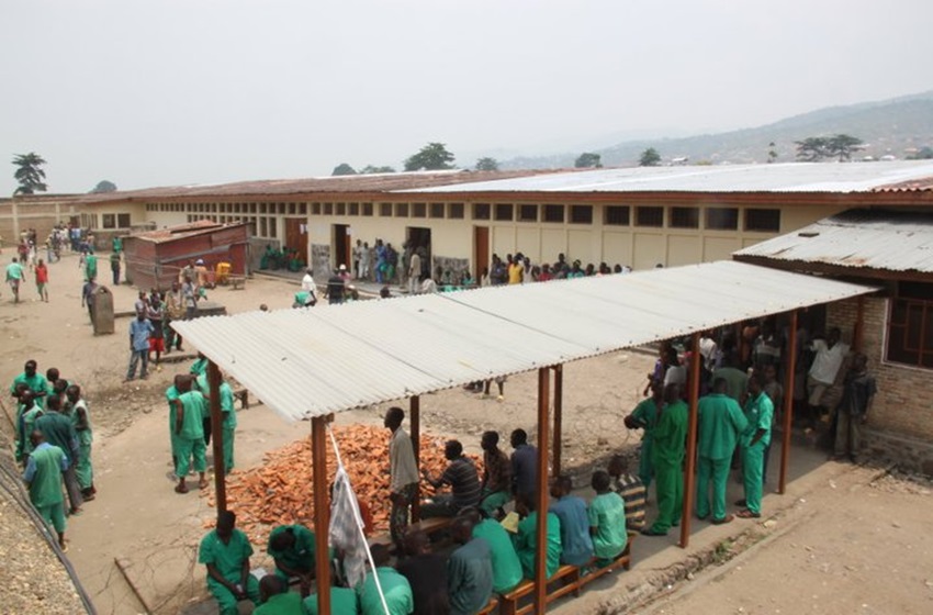 Prisonniers à la merci des intempéries : Le désespoir des détenus de Mpimba sous la pluie